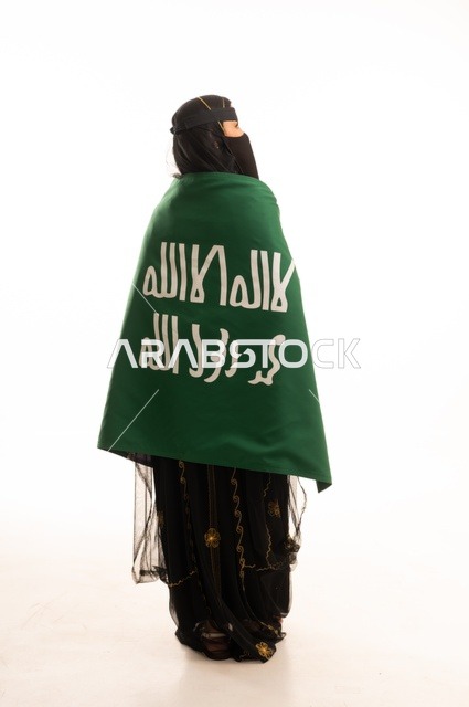 ذكرى يوم بدينا 1727 م، تأسيس الدولة السعودية الأولى 22 فبراير، ارتداء زي المنطقة الوسطى في المناسبات الشعبية والوطنية, بورتريه لإمرأة عربية خليجية سعودية ترتدي البرقع والشيلة تمسك راية وشعار يوم التأسيس بتعابير الفخر والاعتزاز, الجسم بالطول الكامل, خلفية بيضاء