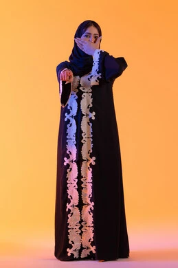 تحديد موقع معين ،تعابير تشير هذا المكان هنا،  سيدة سعودية تضع يدها على فمها بتعابير المفاجأه، بورتريه لامراه عربيه خليجيه اماراتيه ترتدي العباءه والحجاب تشير بإصبع السبابة لاعلى إلى شيء ، النظر إلى الكاميرا بإيماءات الفرح والسرور