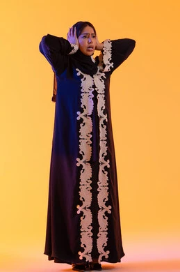 الانبهار وعدم التصديق, خسارة وفقدان شيء محدد, التفاجؤ والاستغراب من شيء ما, سيده سعوديه تقف بإيماءات التعجب والدهشة، بورتريه لامراه عربيه خليجيه اماراتيه ترتدي العباءه المطرزه والحجاب ترفع يديها على رأسه بتعابير الصدمة والذهول، خلفية صفراء