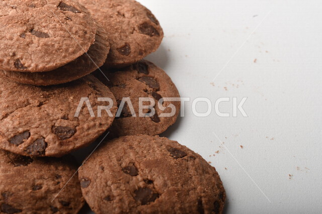  الكوكيز المقرمشه بقطع الشوكولاته الداكنه، رقاقات البسكويت الهش، بسكويت بالشوكولاته