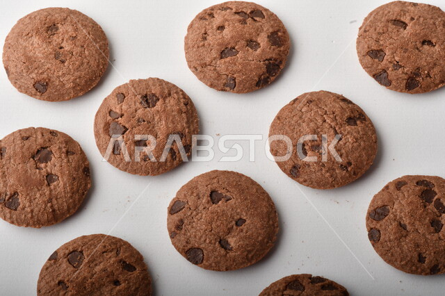  الكوكيز المقرمشه بقطع الشوكولاته الداكنه، رقاقات البسكويت الهش، بسكويت بالشوكولاته