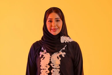 بورتريه لامراه عربيه خليجيه اماراتيه ترتدي العباءه والحجاب تقف بإيماءات الثقة بالنفس، الاهتمام بالاناقة والاهتمام بالمظهر الخارجي، سيده سعوديه تنظر بتعابير السرور والسعاده