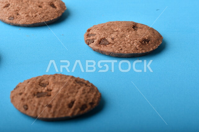  الكوكيز المقرمشه بقطع الشوكولاته الداكنه، رقاقات البسكويت الهش، بسكويت بالشوكولاته
