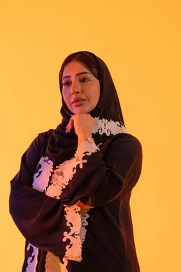 التفكير بعمق وشرود الذهن، بورتريه لامراه عربيه خليجيه اماراتيه ترتدي العباءه والحجاب تضع يدها أسفل ذقنها ، القلق والحيرة في اتخاذ القرار الصحيح، محاولة إيجاد حل للمشكلات الصعبة، سيده سعوديه تقف بإيماءات الاندماج