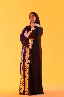 القلق والحيرة في اتخاذ القرار الصحيح، محاولة إيجاد حل للمشكلات الصعبة، التفكير بعمق وشرود الذهن، بورتريه لامراه عربيه خليجيه اماراتيه ترتدي العباءه والحجاب تضع يدها أسفل ذقنها ، سيده سعوديه تقف بإيماءات الاندماج