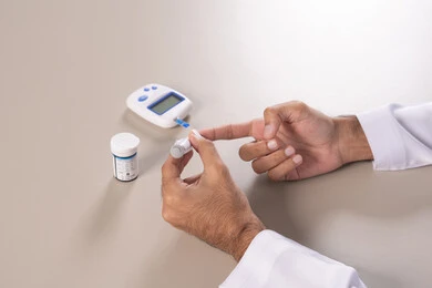 الالام الجسدية والحالات المرضية, مشاكل ارتفاع السكر في الدم, بورتريه مقرب علوي لأيدي رجل عربي خليجي اماراتي يقوم بفحص نسبة السكر في الدم, الرعاية الصحية والفحص الطبي السريع, الأجهزة الالكترونية الحديثة لمرضى داء السكري, خلفية بيضاء
