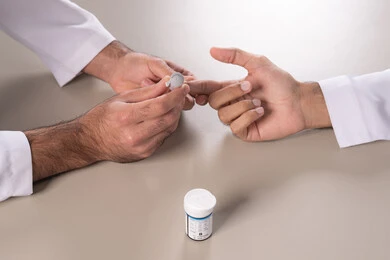 الأجهزة الالكترونية الحديثة لمرضى داء السكري, مشاكل ارتفاع السكر في الدم, الالام الجسدية والحالات المرضية, بورتريه مقرب علوي لأيدي رجل عربي خليجي اماراتي يقوم بفحص نسبة السكر في الدم, الرعاية الصحية والفحص الطبي السريع, خلفية بيضاء