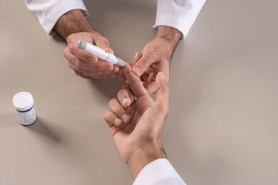 مشاكل ارتفاع السكر في الدم, الالام الجسدية والحالات المرضية, بورتريه مقرب علوي لأيدي رجل عربي خليجي اماراتي يقوم بفحص نسبة السكر في الدم, الرعاية الصحية والفحص الطبي السريع, الأجهزة الالكترونية الحديثة لمرضى داء السكري, خلفية بيضاء