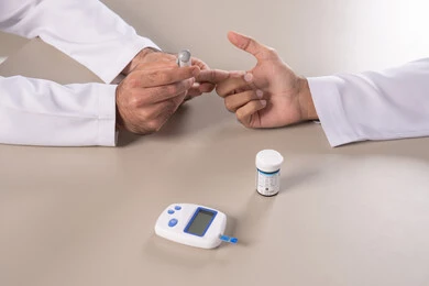 مشاكل ارتفاع السكر في الدم, الالام الجسدية والحالات المرضية, بورتريه مقرب علوي لأيدي رجل عربي خليجي اماراتي يقوم بفحص نسبة السكر في الدم, الرعاية الصحية والفحص الطبي السريع, الأجهزة الالكترونية الحديثة لمرضى داء السكري, خلفية بيضاء