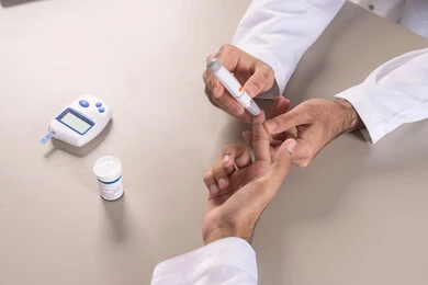 الأجهزة الالكترونية الحديثة لمرضى داء السكري, مشاكل ارتفاع السكر في الدم, الالام الجسدية والحالات المرضية, بورتريه مقرب علوي لأيدي رجل عربي خليجي اماراتي يقوم بفحص نسبة السكر في الدم, الرعاية الصحية والفحص الطبي السريع, خلفية بيضاء