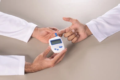 الالام الجسدية والحالات المرضية, مشاكل ارتفاع السكر في الدم, بورتريه مقرب علوي لأيدي رجل عربي خليجي اماراتي يقوم بفحص نسبة السكر في الدم, الرعاية الصحية والفحص الطبي السريع, الأجهزة الالكترونية الحديثة لمرضى داء السكري, خلفية بيضاء