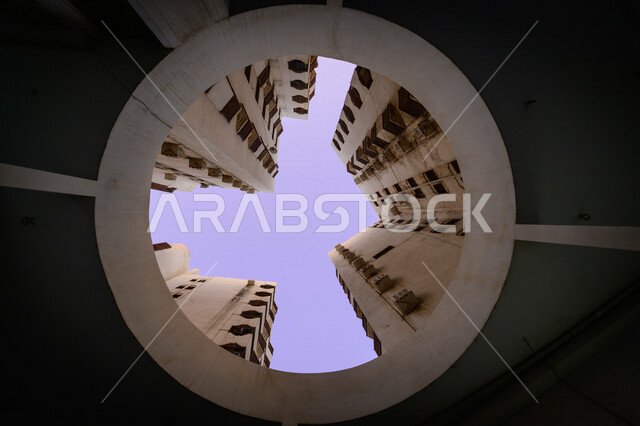 تصوير من الأسفل لمباني سكنية مرتفعة بالقرب من كورنيش جدة , جمال الهندسة المعمارية بمدينة جدة في المملكة العربية السعودية .