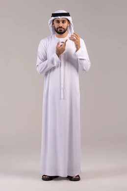 مشاكل ارتفاع السكر في الدم، الإصابة بداء السكري، بورتريه لشاب عربي خليجي اماراتي مريض يرتدي الكندورة والغترة الاماراتية يقوم بفحص نسبة السكر في دمه، أجهزة الكترونية حديثة للفحص الطبي السريع، الجسم بالطول الكامل, خلفية بيضاء