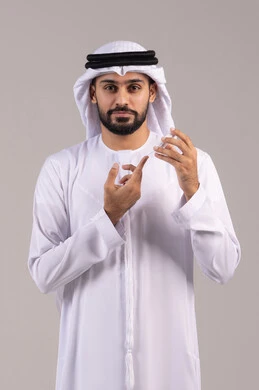 الإصابة بداء السكري، مشاكل ارتفاع السكر في الدم، بورتريه لشاب عربي خليجي اماراتي مريض يرتدي الكندورة والغترة الاماراتية يقوم بفحص نسبة السكر في دمه، أجهزة الكترونية حديثة للفحص الطبي السريع، خلفية بيضاء