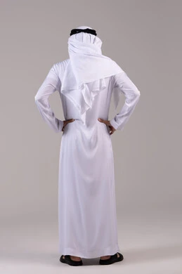 الاحساس بألم في العمود الفقري, بورتريه من الخلف لرجل عربي خليجي اماراتي يرتدي الكندورة و الغترة يشعر بأوجاع في أسفل الظهر, أمراض المفاصل و العضلات, التعب والإرهاق و الحاجه للعلاج, طلب المساعده للذهاب الى الطبيب, الجسم بالطول الكامل، خلفية بيضاء
