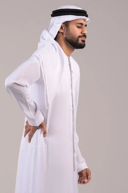 أمراض المفاصل و العضلات, طلب المساعده للذهاب الى الطبيب, الاحساس بألم في العمود الفقري, بورتريه من الجانب لرجل عربي خليجي اماراتي يرتدي الكندورة و الغترة يشعر بأوجاع في أسفل الظهر, التعب والإرهاق و الحاجه للعلاج, خلفية بيضاء أمراض المفاصل و العضلات, طلب المساعده للذهاب الى الطبيب, الاحساس بألم في العمود الفقري, بورتريه من الجانب لرجل عربي خليجي اماراتي يرتدي الكندورة و الغترة يشعر بأوجاع في أسفل الظهر, التعب والإرهاق و الحاجه للعلاج, خلفية بيضاء