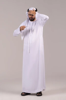 الشعور بالإرهاق والتعب وأعراض الحمى ، الحاجة إلى المساعدة الطبية, أهمية وجود ميزان رقمي في المنزل، بورتريه لرجل عربي خليجي اماراتي يرتدي الكندورة والغترة يمسك بيده جهاز مقياس الحرارة يقوم بقياس درجة حرارته, الجسم بالطول الكامل، خلفية بيضاء