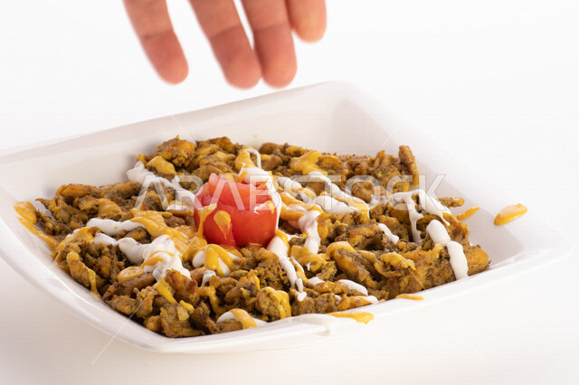 طبق فاخر من الدجاج المليء بالبهارات الخاصة المختارة , طبق كامل من البروتين المفيد للجسم , الغذاء الصحي . 