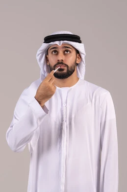 أهمية وجود ميزان رقمي في المنزل، الشعور بالإرهاق والتعب وأعراض الحمى ، بورتريه لرجل عربي خليجي اماراتي يرتدي الكندورة والغترة يمسك بيده جهاز مقياس الحرارة يقوم بقياس درجة حرارته, الحاجة إلى المساعدة الطبية, خلفية بيضاء