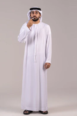 الشعور بالإرهاق والتعب وأعراض الحمى ، الحاجة إلى المساعدة الطبية, أهمية وجود ميزان رقمي في المنزل، بورتريه لرجل عربي خليجي اماراتي يرتدي الكندورة والغترة يمسك بيده جهاز مقياس الحرارة يقوم بقياس درجة حرارته, الجسم بالطول الكامل، خلفية بيضاء