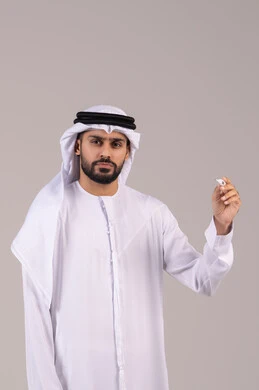 أهمية وجود ميزان رقمي في المنزل، الشعور بالإرهاق والتعب وأعراض الحمى ، بورتريه لرجل عربي خليجي اماراتي يرتدي الكندورة والغترة يمسك بيده جهاز مقياس الحرارة يقوم بقياس درجة حرارته, الحاجة إلى المساعدة الطبية, خلفية بيضاء