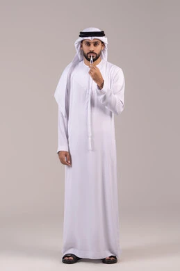 الشعور بالإرهاق والتعب وأعراض الحمى ، الحاجة إلى المساعدة الطبية, أهمية وجود ميزان رقمي في المنزل، بورتريه لرجل عربي خليجي اماراتي يرتدي الكندورة والغترة يمسك بيده جهاز مقياس الحرارة يقوم بقياس درجة حرارته, الجسم بالطول الكامل، خلفية بيضاء