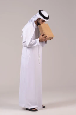 الشعور بحرقة في المعدة وعسر الهضم، الإحساس بالمغص والوجع، الحاجه للمساعدة وطلب العلاج، بورتريه لرجل عربي خليجي اماراتي يرتدي الكندورة الاماراتية والغترة البيضاء يحمل بيده كيس ورقي بإيماءات التقيؤ والغثيان، الطول الكامل للجسم، خلفية بيضاء