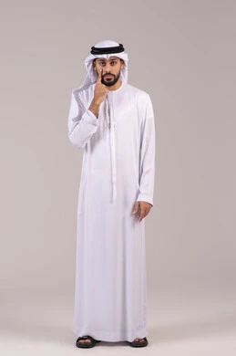 ارتفاع ضغط العين، التهاب القرنية العينية، بورتريه مقرب لرجل عربي خليجي اماراتي مريض يرتدي الكندورة والغترة يقوم بفتح عينيه باستخدام يديه، احمرار و وجع العيون، مشاكل عينيه وحالات مرضية، الحاجة للفحص والعلاج، الطول الكامل للجسم، خلفية بيضاء