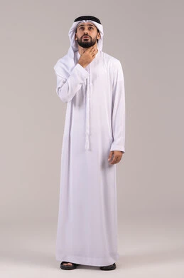 عدم القدرة على التنفس والاحساس بالاختناق، أمراض البلعوم والتهاب اللوزتين، الشعور بآلام في الحلق، بورتريه لرجل عربي خليجي اماراتي يرتدي الكندورة والغتره يضع يديه حول عنقه بإيماءات المعاناة والتوجع، الجسم بالطول الكامل، خلفية بيضاء