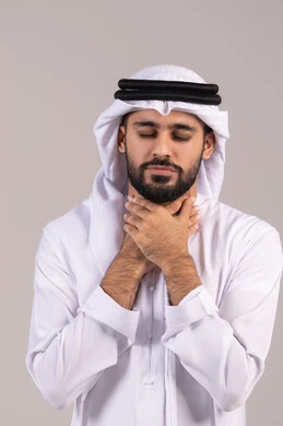 الشعور بآلام في الحلق، التألم وعدم القدرة على التنفس والاحساس بالاختناق، أمراض البلعوم والتهاب اللوزتين، بورتريه لرجل عربي خليجي اماراتي يرتدي الكندورة والغتره يضع يديه حول عنقه بإيماءات المعاناة والتوجع، خلفية بيضاء