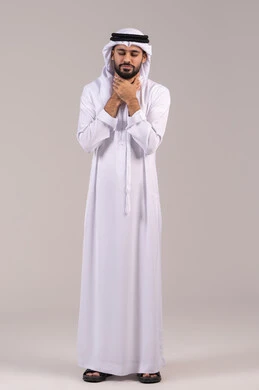 عدم القدرة على التنفس والاحساس بالاختناق، أمراض البلعوم والتهاب اللوزتين، الشعور بآلام في الحلق، بورتريه لرجل عربي خليجي اماراتي يرتدي الكندورة والغتره يضع يديه حول عنقه بإيماءات المعاناة والتوجع، الجسم بالطول الكامل، خلفية بيضاء