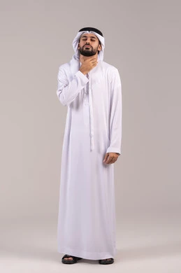 أمراض البلعوم والتهاب اللوزتين، عدم القدرة على التنفس والاحساس بالاختناق، الشعور بآلام في الحلق، بورتريه لرجل عربي خليجي اماراتي يرتدي الكندورة والغتره يضع يديه حول عنقه بإيماءات المعاناة والتوجع، الجسم بالطول الكامل، خلفية بيضاء
