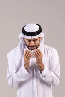 الحاجة إلى العلاج والدواء, لزوم الذهاب إلى الطبيب، الشعور بالمرض و الزكام, التهاب الأنف و الجيوب التحسسية,بورتريه لرجل عربي خليجي إماراتي يرتدي الكندورة والغترة يضع منديل ورقي على وجهه بإيماءات العطاس, خلفية بيضاء