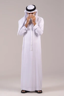 التهاب الأنف و الجيوب التحسسية, الحاجة إلى العلاج والدواء, الشعور بالمرض و الزكام, بورتريه لرجل عربي خليجي إماراتي يرتدي الكندورة والغترة يضع منديل ورقي على وجهه بإيماءات العطاس, الجسم بالطول الكامل, خلفية بيضاء
