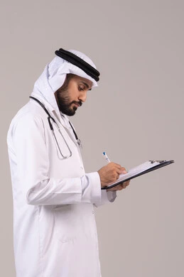 تسجيل نتائج الفحوصات بالسجل الطبي، حسن التعامل مع المراجعين، مفهوم الطب والرعاية الصحية، العمل في القطاع الصحي, بورتريه لطبيب عربي خليجي اماراتي يرتدي الكندورة والغترة والمعطف الطبي يضع السماعة الطبية يقوم بكتابة تقارير المرضى، خلفية بيضاء