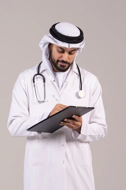 تسجيل نتائج الفحوصات بالسجل الطبي، حسن التعامل مع المراجعين، مفهوم الطب والرعاية الصحية، العمل في القطاع الصحي, بورتريه لطبيب عربي خليجي اماراتي يرتدي الكندورة والغترة والمعطف الطبي يضع السماعة الطبية يقوم بكتابة تقارير المرضى، خلفية بيضاء