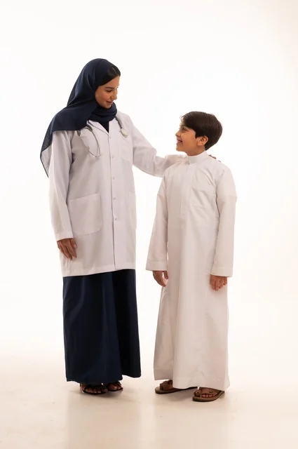 إعطاء بعض النصائح والأرشادات الطبية، العمل في القطاع الصحي في السعودية، القيام بالرعاية الصحية والاهتمام بصحة المرضى، بورتريه  لطبيبة عربية خليجية سعودية ترتدي عباءة ومئزر أبيض وسماعة الأذن، الاهتمام بالصحة الجسدية