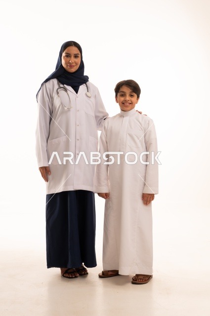 النظر إلى الكاميرا بإيماءات شكر وتقدير للطبيب، العمل في القطاع الصحي في السعودية، القيام بالرعاية الصحية والاهتمام بصحة المرضى، بورتريه  لطبيبة عربية خليجية سعودية ترتدي عباءة ومئزر أبيض وسماعة الأذن، الاهتمام بالصحة الجسدية