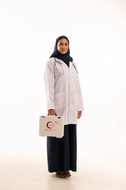 اطبيبة تقوم بالأسعاف الأولي، بورتريه لطبيبة عربية خليجية سعودية ترتدي العباءة والمئزر الأبيض تمسك بيديها حقيبة الأسعافات الاولية، شابة سعودية تنظر إلى الكاميرا بتعابير الحزم والجدية, لوحات توضيحية ووسائل تعليمية, خلفية بيضاء