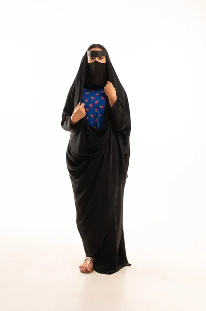 ذكرى تأسيس الدولة السعودية الأولى 22 فبراير، يوم بدينا 1727 م، الاحتفال بالمناسبات والأعياد الوطنية الشعبية، بورتريه لامرأة عربية خليجية سعودية مبتسمة ترتدي العباءة والبرقع، الجسم بالطول الكامل، خلفية بيضاء