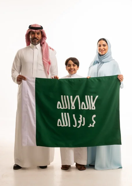 الأجواء العائلية المليئة بالحب، بورتريه لعائلة عربية خليجية سعودية سعيدة تمسك بعلم تأسيس المملكة السعودية 22 فبراير، الاحتفال بيوم العلم 11 مارس، العيد الوطني السعودي 8 ربيع الأول، ذكرى اليوم الوطني السعودي، الأعياد والمناسبات الوطنية السعودية، خلفية بيضاء
