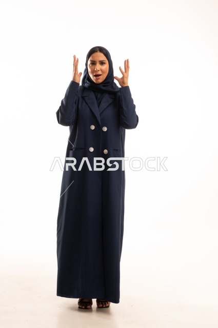 تعابير يد الصراخ والغضب، الاهتمام بالمظهر الخارجي والأناقة، تعابيرعبوس وتقضيب حاجبين، بورتريه لإمرأة عربية خليجية سعودية محجبة ترتدي عباءة، شابة سعودية ،مفهوم التعبير بالإشارة، صورة الجسم بالطول الكامل، خلفية بيضاء