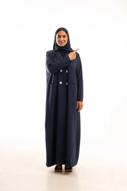 تعابير يد أذهب من هذا الاتجاه، الاهتمام بالمظهر الخارجي والأناقة، تعابيرسرور ومحبة، بورتريه لإمرأة عربية خليجية سعودية محجبة ترتدي عباءة، شابة سعودية ،مفهوم التعبير بالإشارة، صورة الجسم بالطول الكامل، خلفية بيضاء