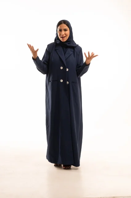 تعابير يد الصراخ والغضب، الاهتمام بالمظهر الخارجي والأناقة، تعابيرعبوس وتقضيب حاجبين، بورتريه لإمرأة عربية خليجية سعودية محجبة ترتدي عباءة، شابة سعودية ،مفهوم التعبير بالإشارة، صورة الجسم بالطول الكامل، خلفية بيضاء