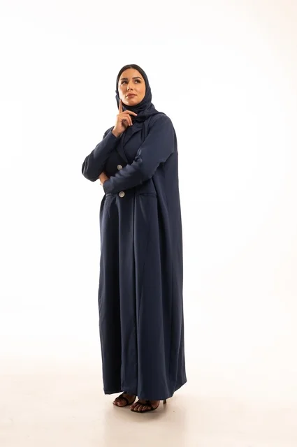 تعابير يد علىالجبهة التأمل والتفكير العميق، الاهتمام بالمظهر الخارجي والأناقة، تعابير تمني وابتسامة، بورتريه لإمرأة عربية خليجية سعودية محجبة ترتدي عباءة، شابة سعودية ،مفهوم التعبير بالإشارة، صورة الجسم بالطول الكامل، خلفية بيضاء