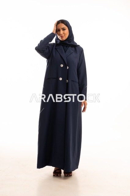 تعابير يد على الرأس حزن وكآبة، الاهتمام بالمظهر الخارجي والأناقة، تعابير عبوس وملل، بورتريه لإمرأة عربية خليجية سعودية محجبة ترتدي عباءة، شابة سعودية ،مفهوم التعبير بالإشارة، صورة الجسم بالطول الكامل، خلفية بيضاء