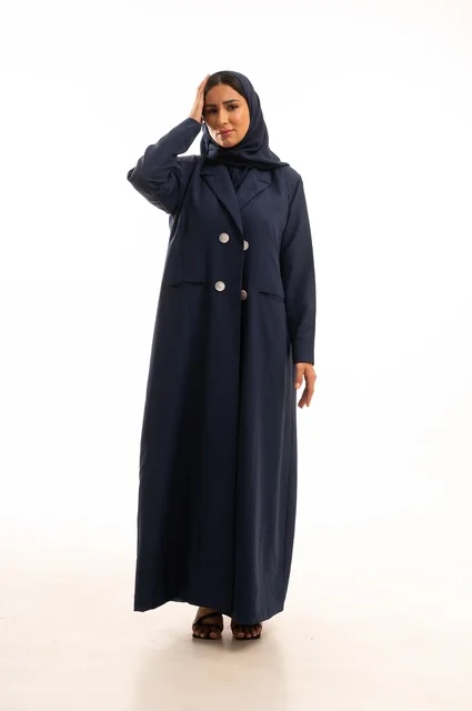 تعابير يد على الرأس حزن وكآبة، الاهتمام بالمظهر الخارجي والأناقة، تعابير عبوس وملل، بورتريه لإمرأة عربية خليجية سعودية محجبة ترتدي عباءة، شابة سعودية ،مفهوم التعبير بالإشارة، صورة الجسم بالطول الكامل، خلفية بيضاء