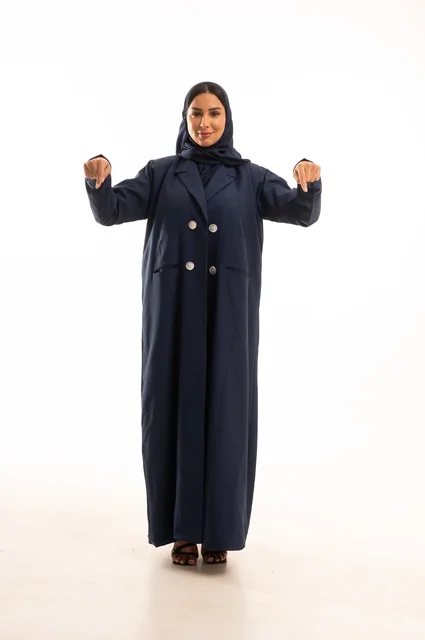 أشارة يدين الأصبعين متجهتين نحو الأسفل ، الاهتمام بالمظهر الخارجي والأناقة، تعابير سرور وابتسامة ، بورتريه لإمرأة عربية خليجية سعودية محجبة ترتدي عباءة، شابة سعودية ،مفهوم التعبير بالإشارة، صورة الجسم بالطول الكامل، خلفية بيضاء
