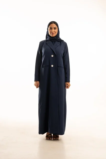 تعابير وجه ابتسامة يدين على الجانب، الاهتمام بالمظهر الخارجي والأناقة، تعابير السرور والسعادة، بورتريه لإمرأة عربية خليجية سعودية محجبة ترتدي عباءة، شابة سعودية ، صورة الجسم بالطول الكامل، خلفية بيضاء