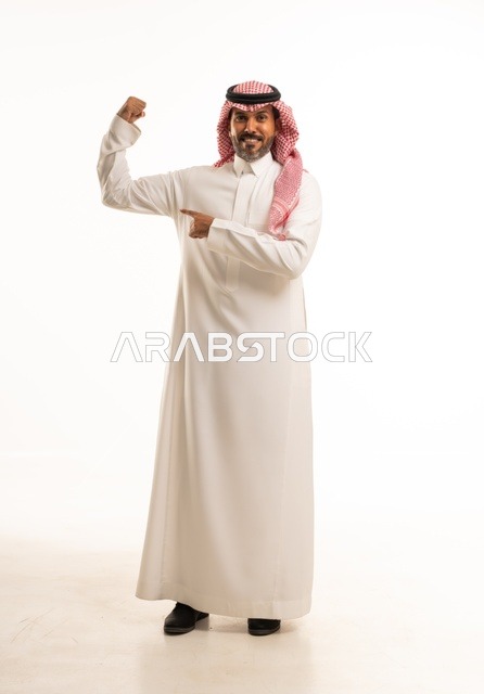زيادة قدرة العضلات على التحمل، إتقان فنون الملاكمة، بورتريه لرجل عربي خليجي سعودي يرتدي الزي التقليدي يرفع قبضات يديه بإيماءات القوة، النظر إلى الكاميرا بتعابير الثقة بالنفس، ممارسة رياضة الدفاع عن النفس، الجسم بالطول الكامل، خلفية بيضاء